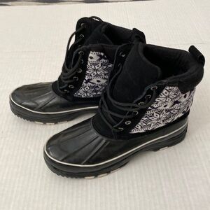 Khombu Newbury Black and White Winter Boot Size 10
